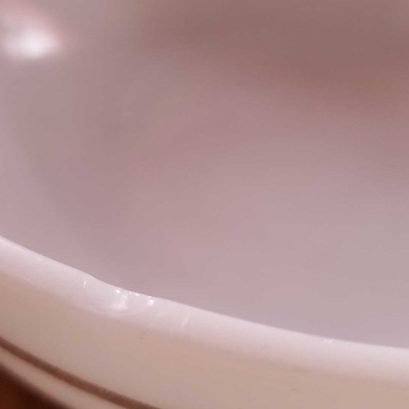 Vintage 2qt Pyrex White Milk Glass Casserole Dish Serving Bowl Gold Strip - Picture 3 of 3